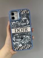 Capa Case Luxo Couro Dior Suporte na Câmera - Imagem 2