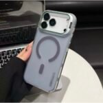 Capa Premium Fosca Barra Linha 17 MagSafe com Suporte na Câmera e Película de Lente - Imagem 3